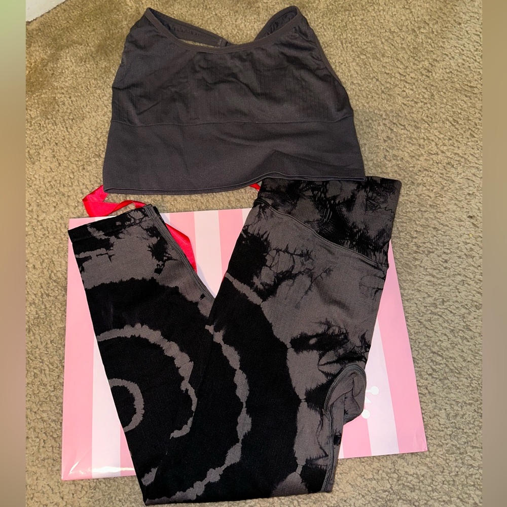 Gray and black Tie-dye leggings and bra set.